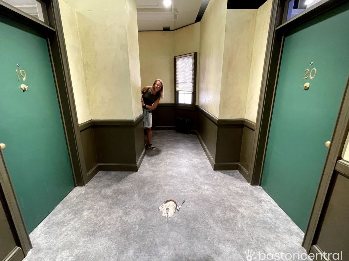 The Friends Experience: The One in Boston Hallway